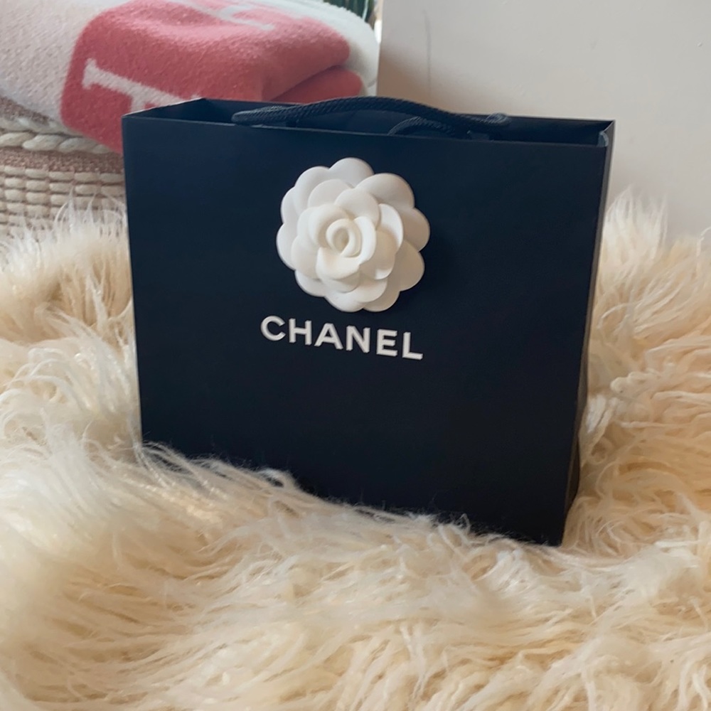 Small chanel paper shopping bag Camilla
